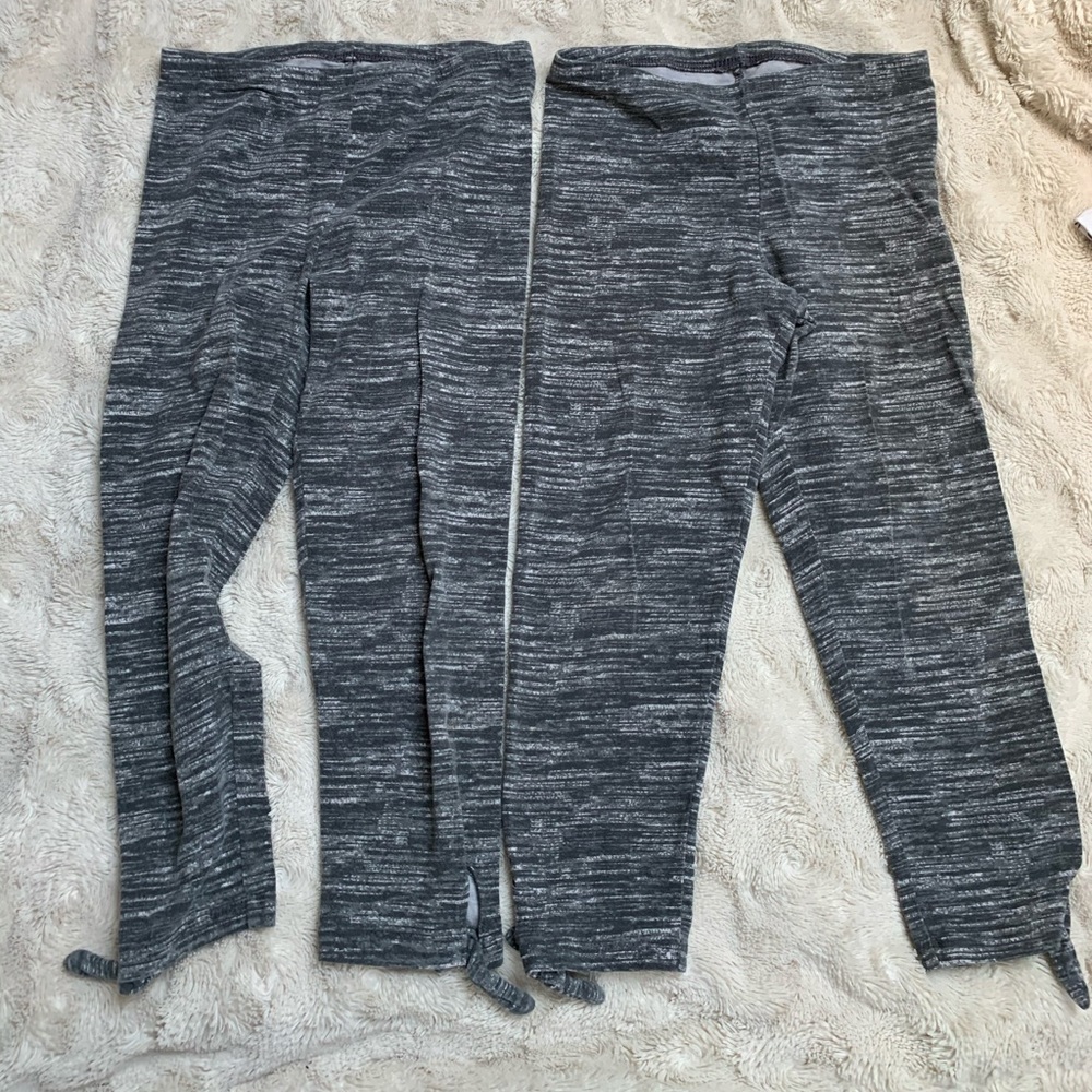 Two pairs of GIRLS cropped leggings.